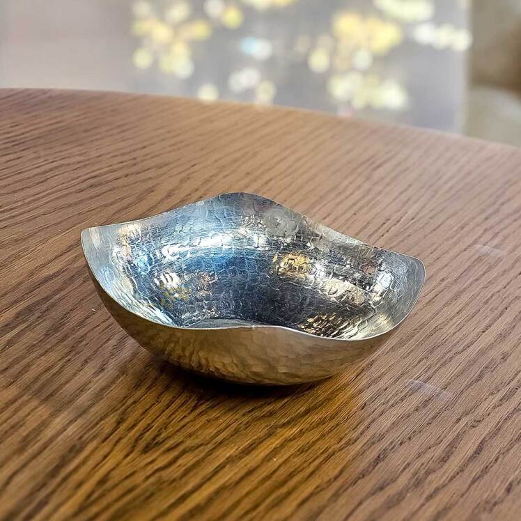 ظرف مسی قلم خورده