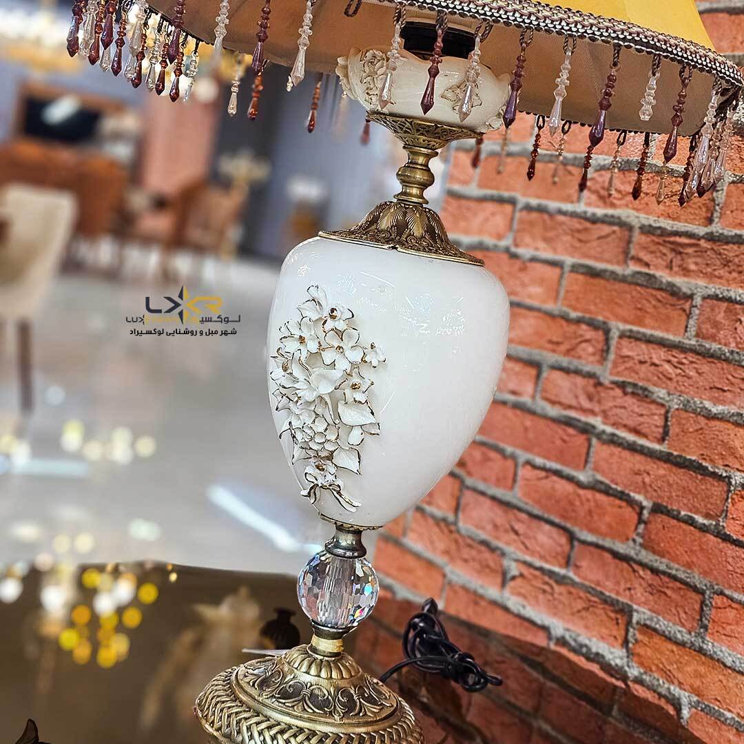  آباژور نئوکلاسیک برنزی و چینی سفید خاص 