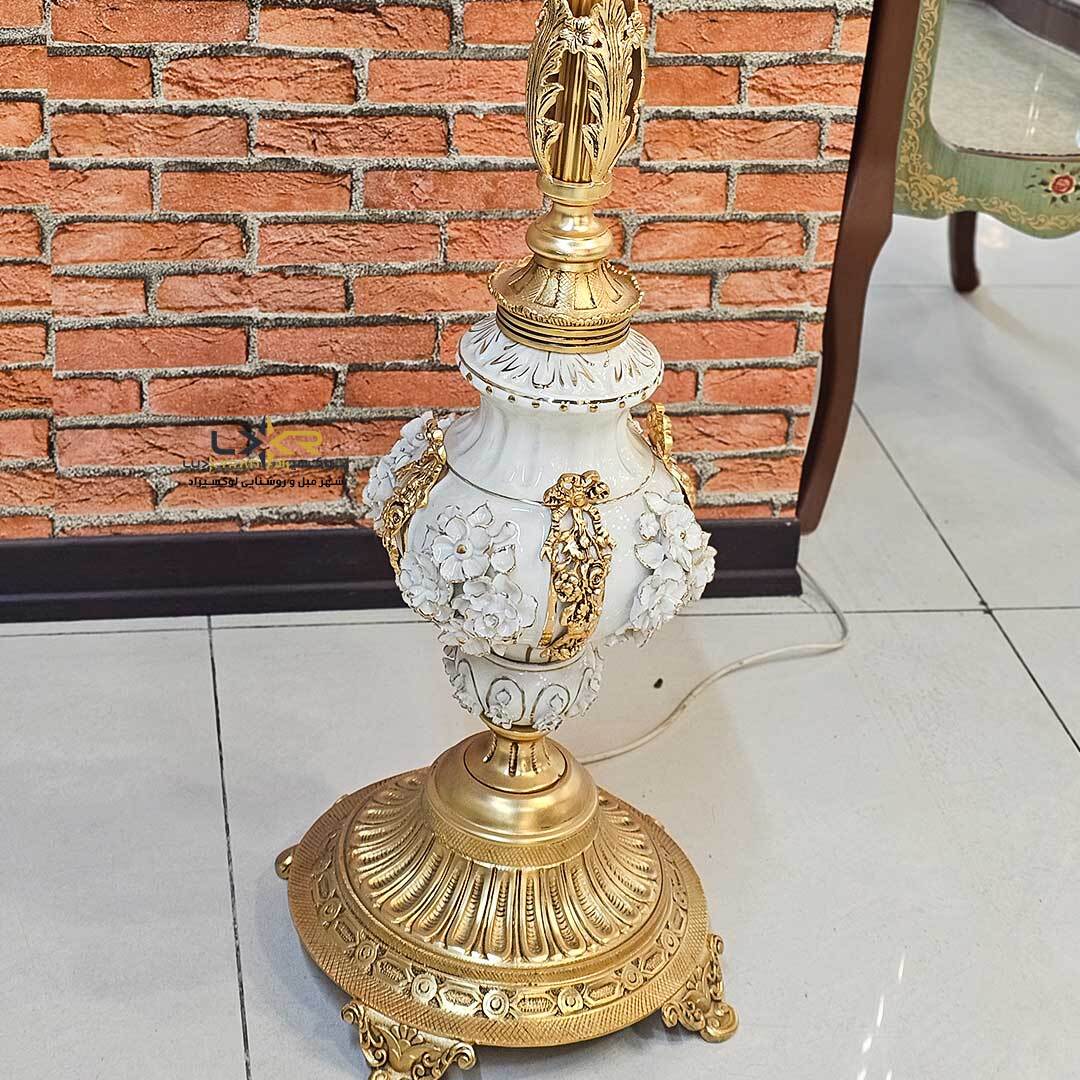  کنارسالنی ایستاده برنزی با چینی براق 
