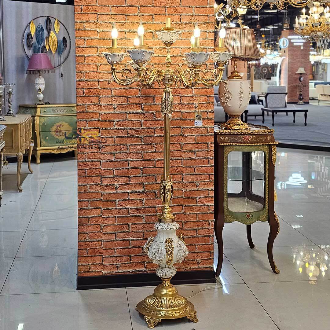  کنارسالنی ایستاده برنزی با چینی براق 